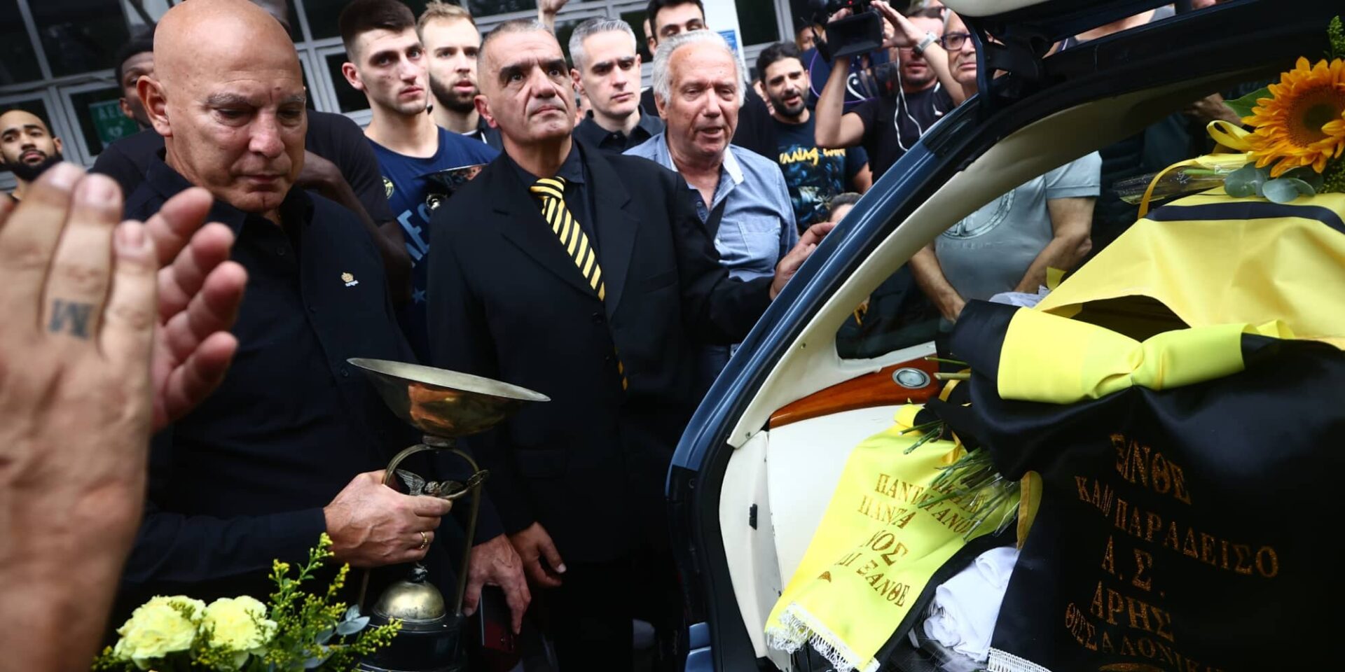 Πλήθος κόσμου στην κηδεία του γιάννη Iωαννίδη
