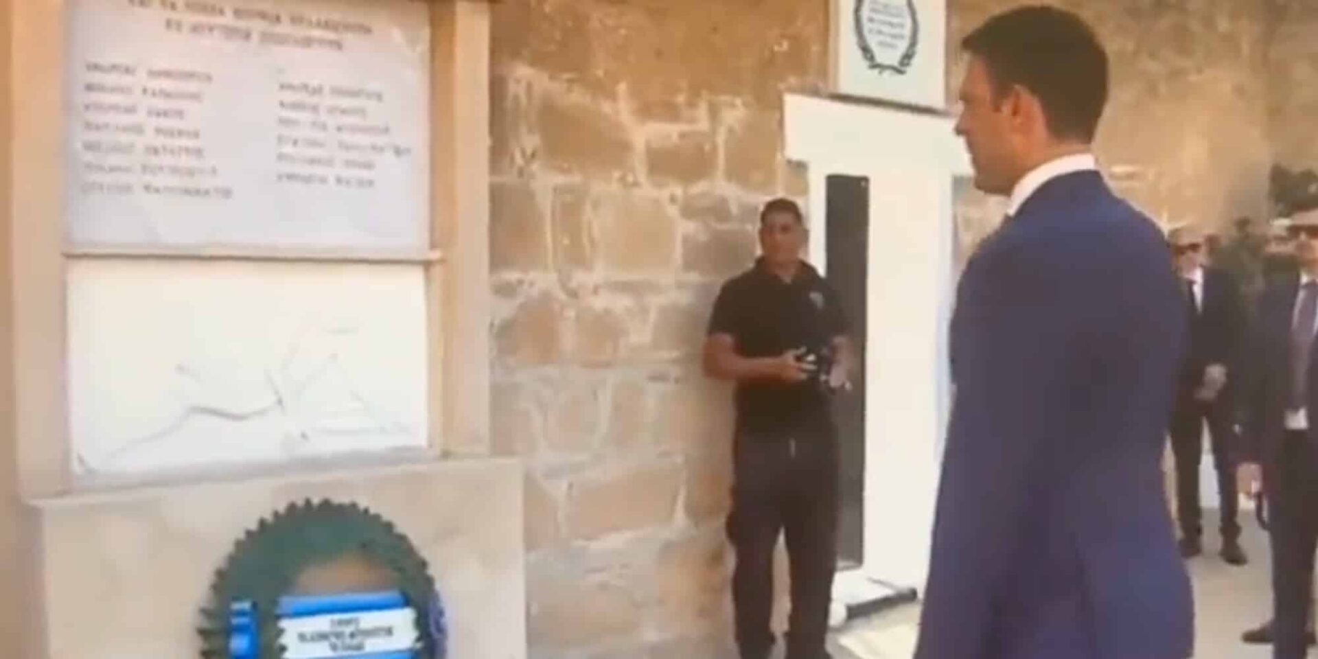 Ο Στέφανος Κασσελάκης καθόταν με σταυρωμένα χέρια στην ανάκρουση του Εθνικού Ύμνου