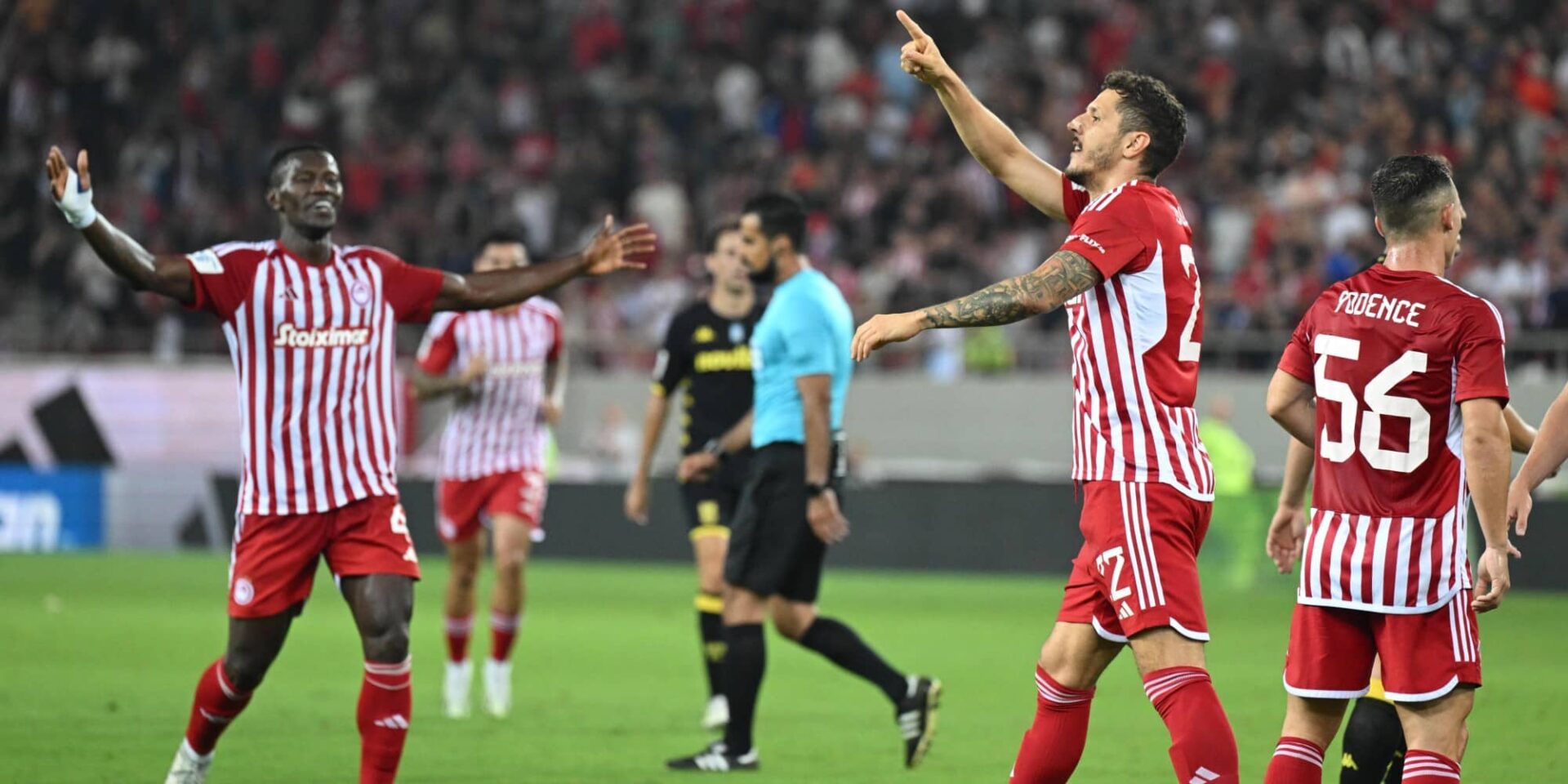 Στιγμιότυπο από το Ολυμπιακός - Άρης για την Super League