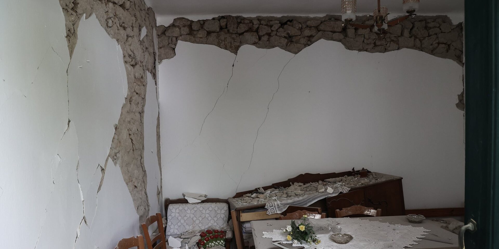 Κατεστραμμένο σπίτι χτυπημένο από σεισμό