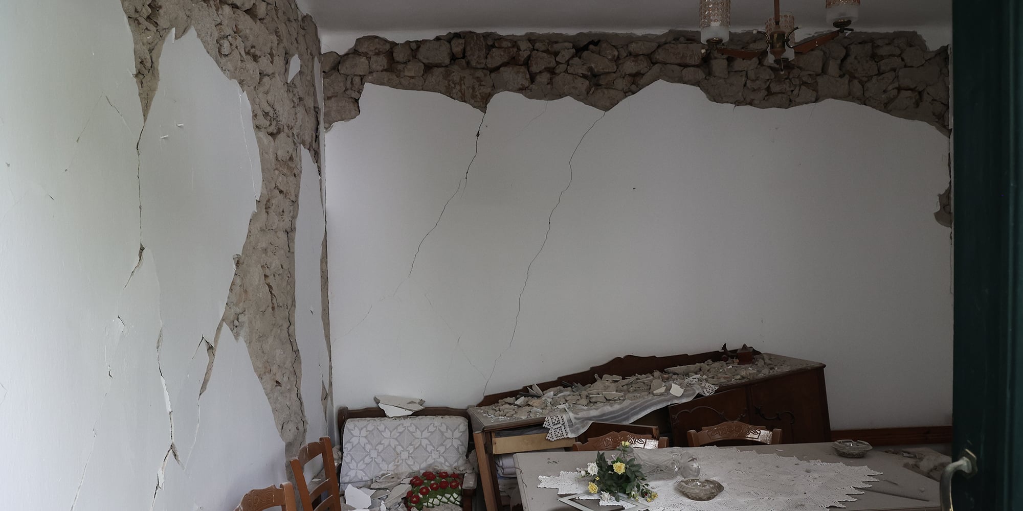 Κατεστραμμένο σπίτι χτυπημένο από σεισμό
