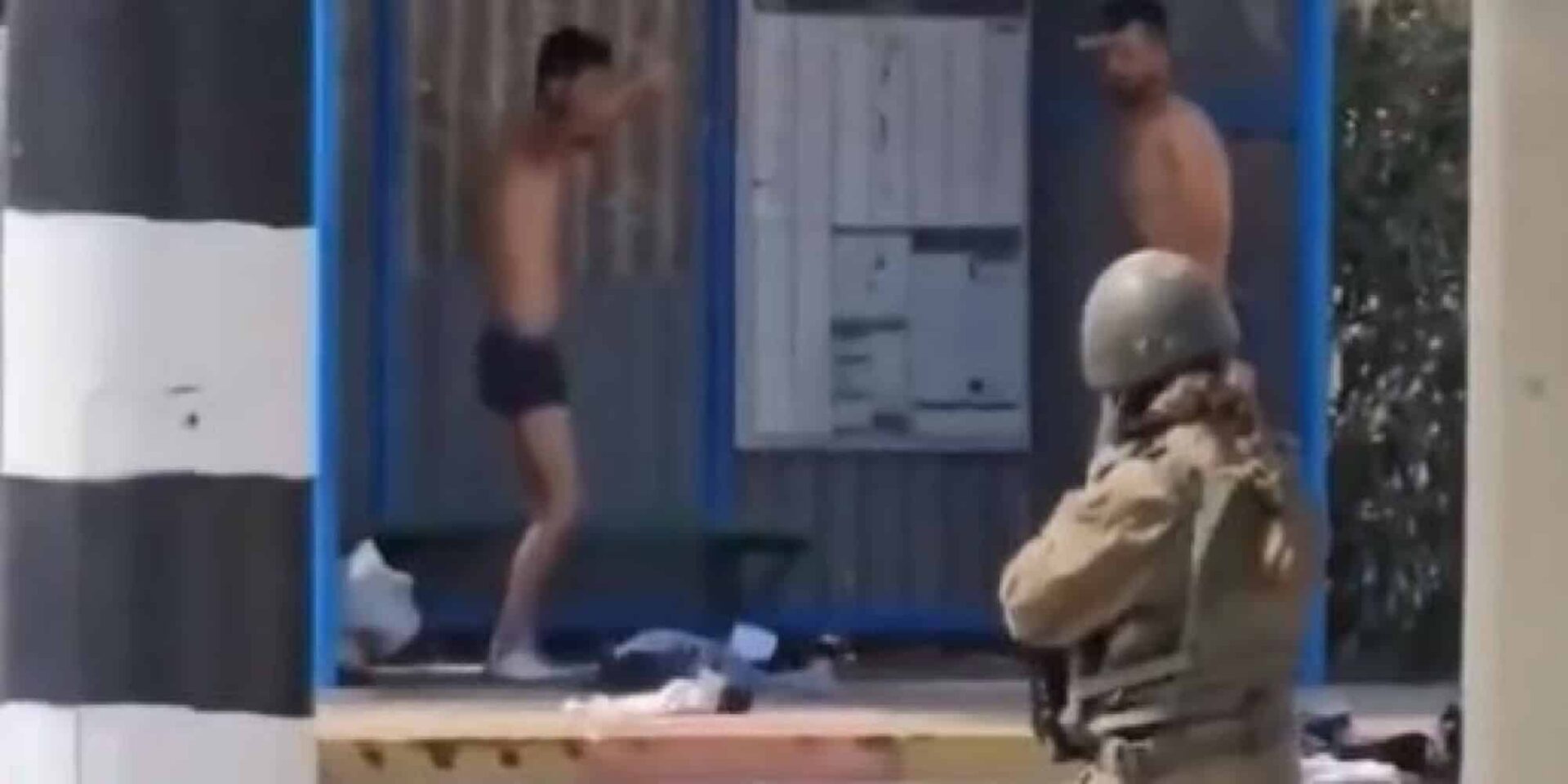 Γυναίκα στρατιώτης στρέφει το όπλο σε δύο μέλη της Χαμάς και τα υποχρεώνει να γδυθούν