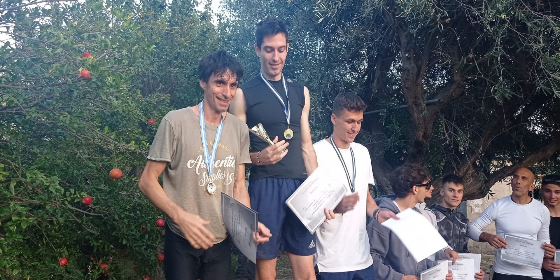 Μίλτος Τεντόγλου και Δημήτρης Τσιάμης έκαναν αγώνες αλμάτων κατά του καρκίνου σε κήπο σπιτιού