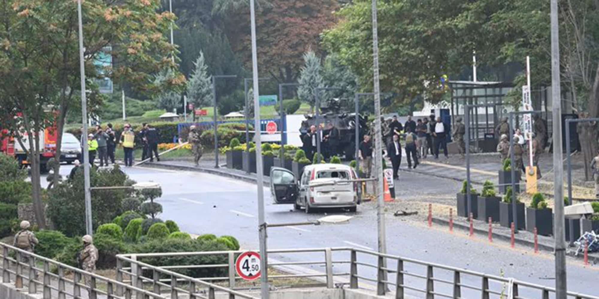 Το παγιδευμένο αυτοκίνητο στην Τουρκία έξω από το υπουργείο Εσωτερικών