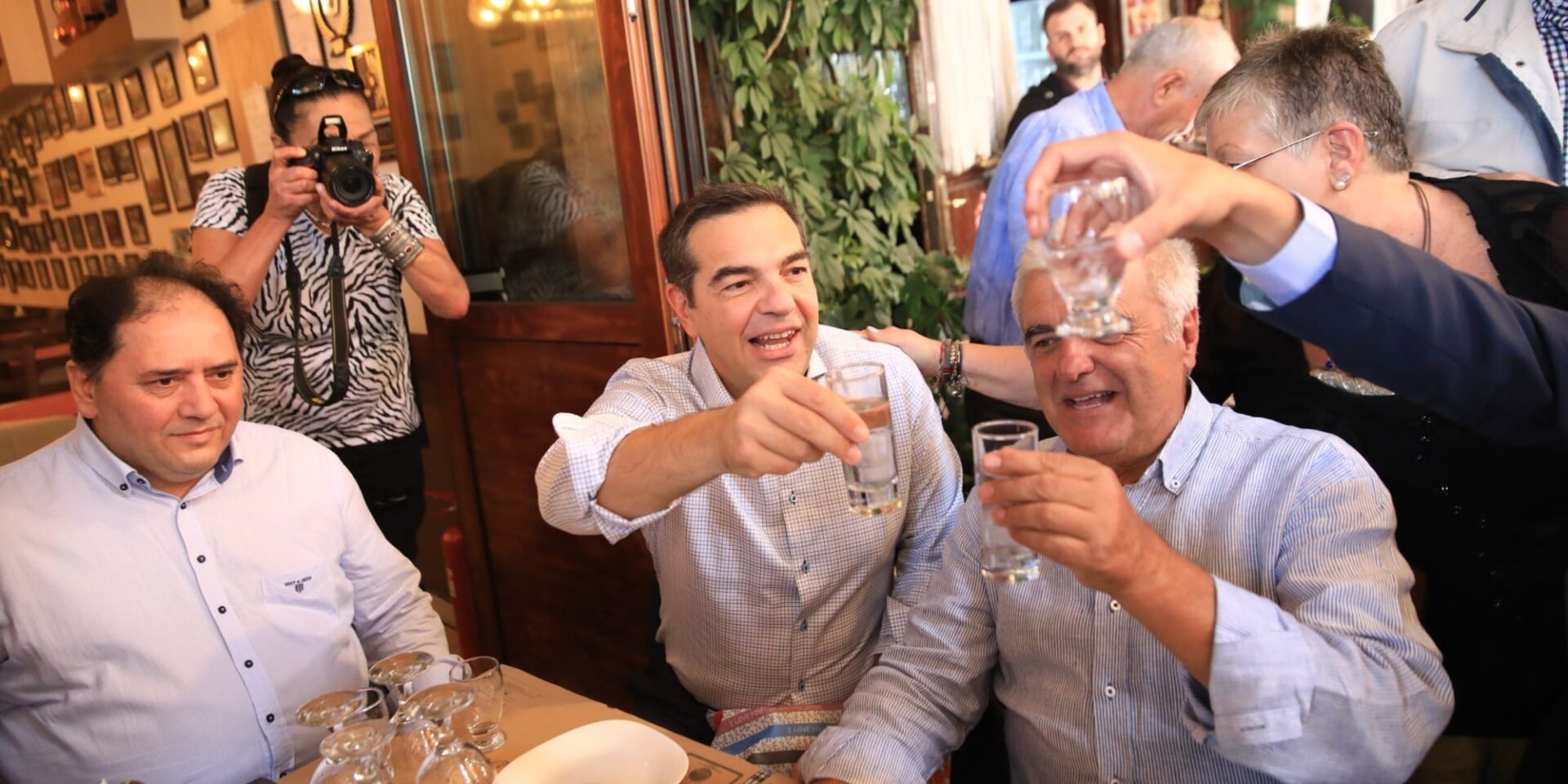 Ο Αλέξης Τσίπρας για τσίπουρα με τον υποψήφιο δήμαρχο Γιώργο Γαβρίλη