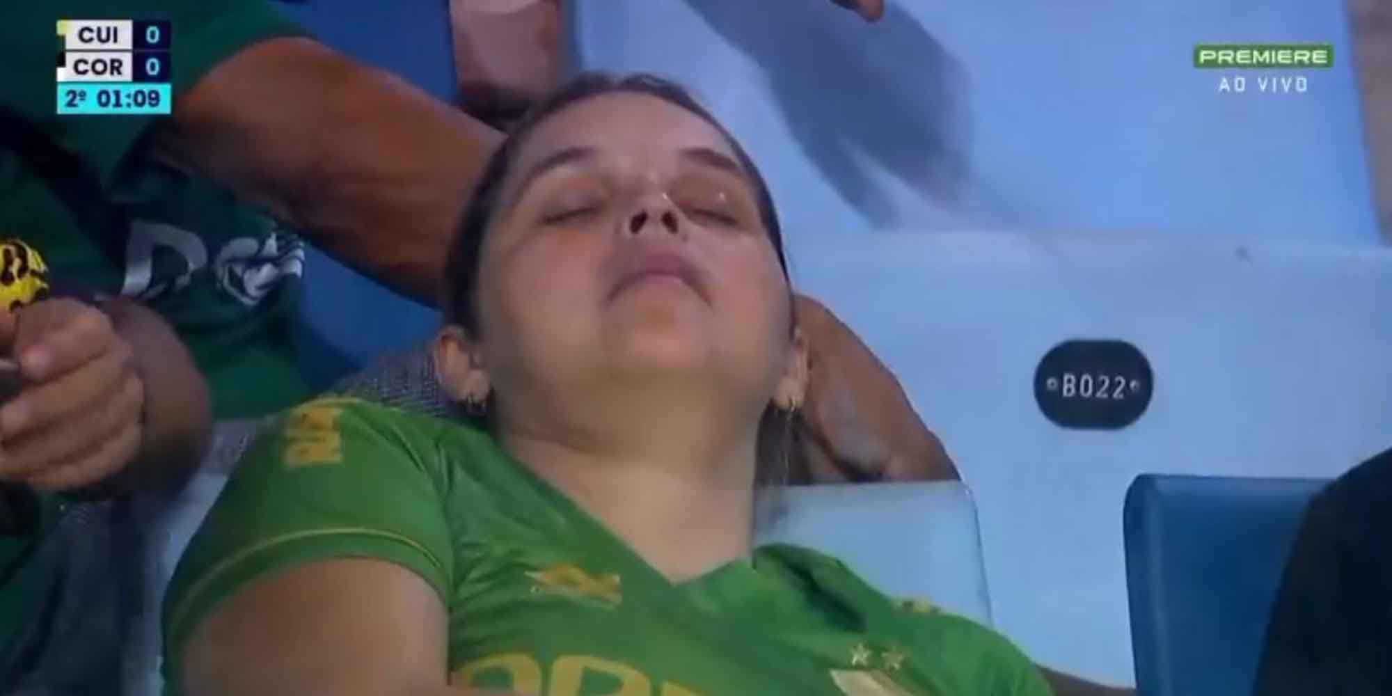 Η φίλαθλος που κοιμήθηκε στην κερκίδα στη Βραζιλία