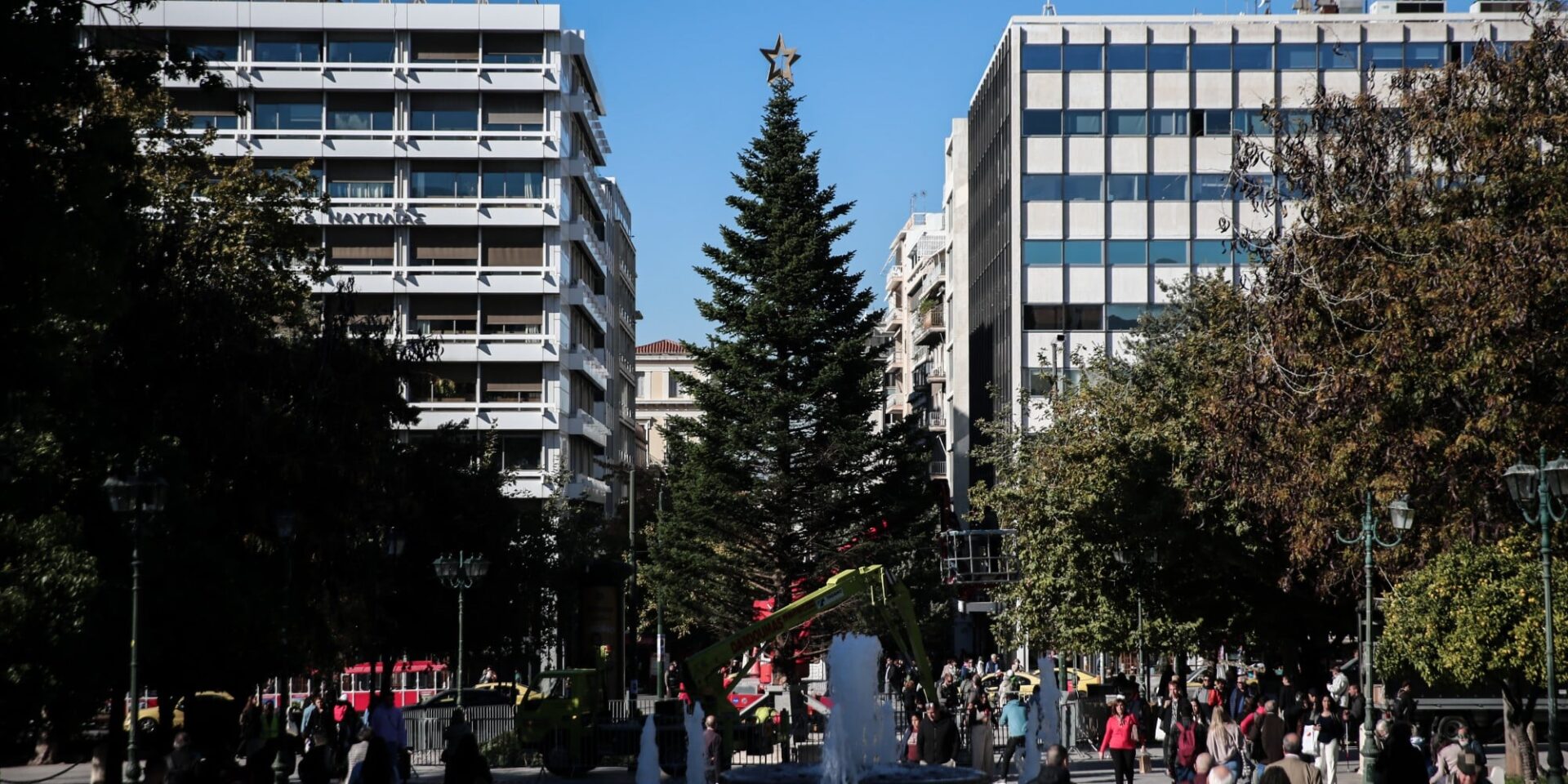 Το χριστουγεννιάτικο δέντρο στο Σύνταγμα