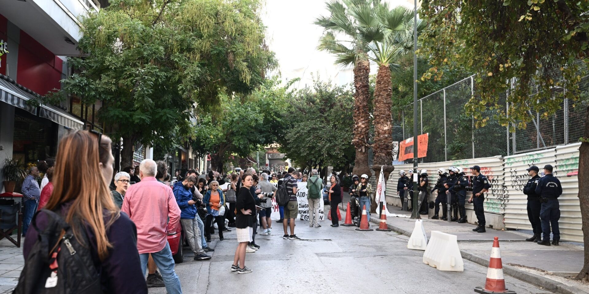 Πολίτες διαμαρτύρονται για την κοπή δέντρων στα Εξάρχεια