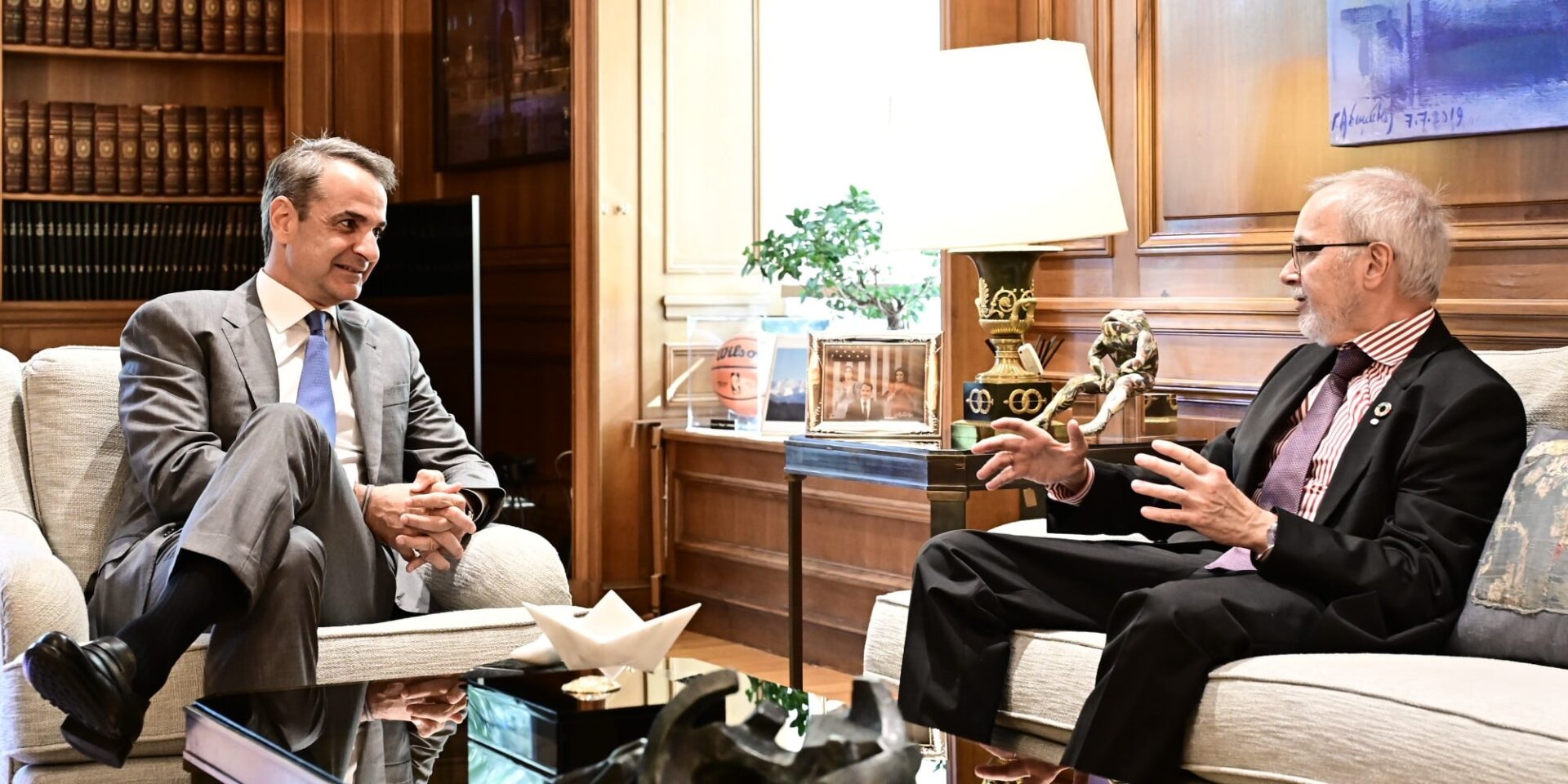 O Κυριάκος Μητσοτάκης με τον πρόεδρο της ευρωπαϊκής τράπεζας επενδύσεων