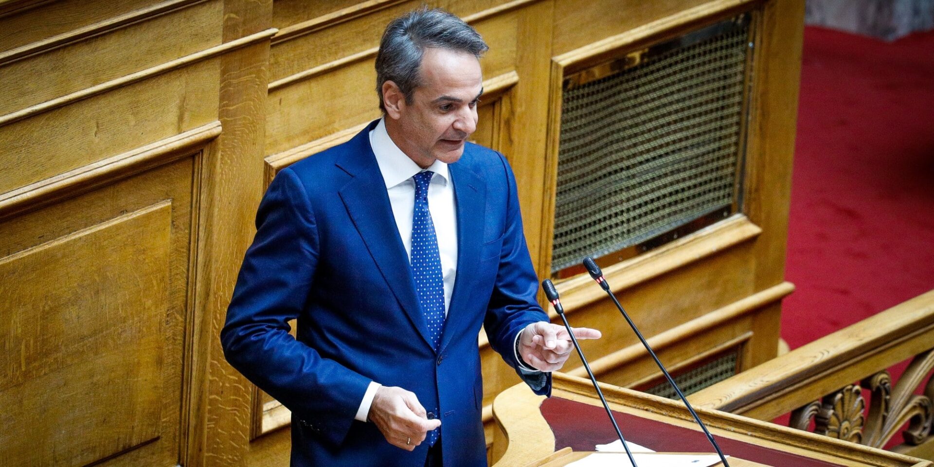 Ο Κυριάκος Μητσοτάκης στην Ολομέλεια της Βουλής - Δημοσκόπηση