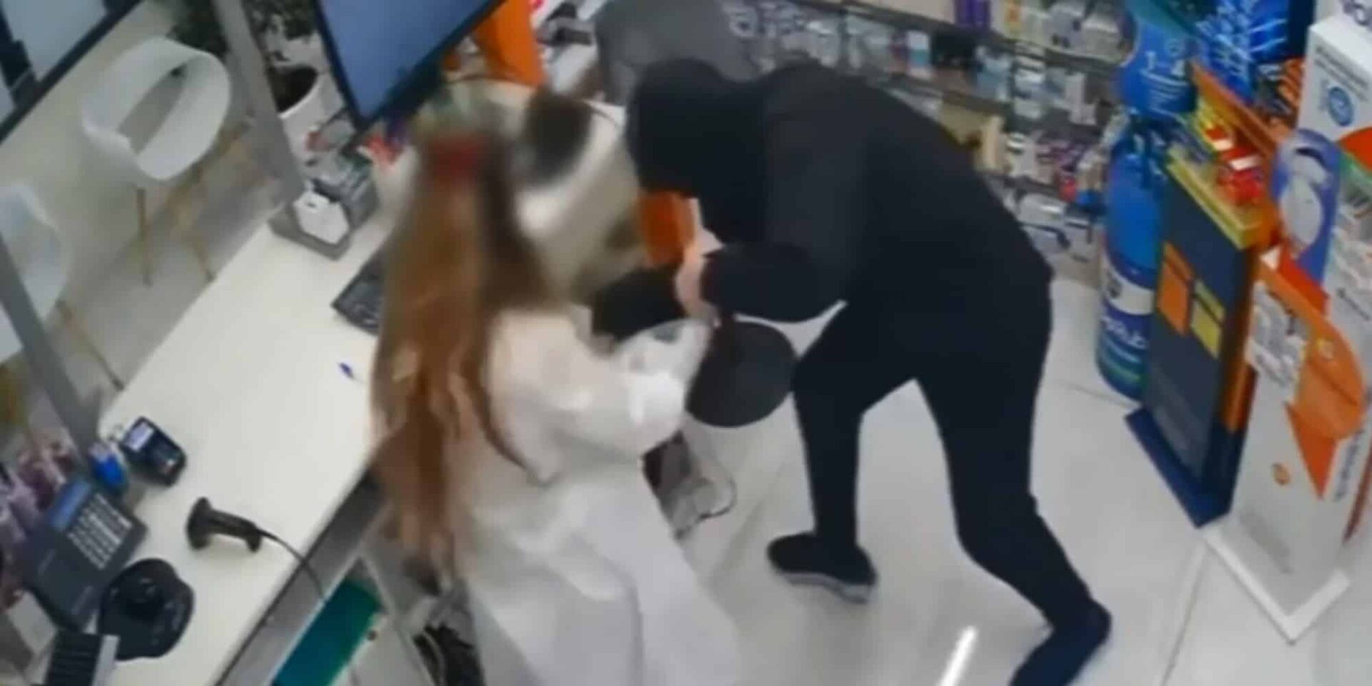 H στιγμή που ο δράστης μπαίνει στο φαρμακείο του Μαρτίκα