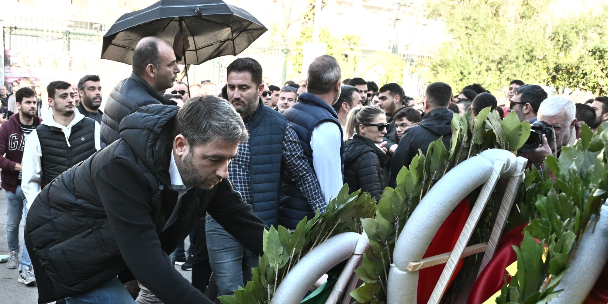 Nikos Androulakis 16 11 23 - Πολυτεχνείο: Ο Ανδρουλάκης πήγε να καταθέσει στεφάνι και δέχθηκε άγρια επίθεση - Του πέταξαν καφέδες (εικόνες)