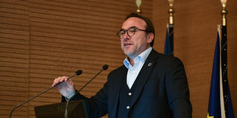 Κόκκαλης: «Διατεθειμένη να συνεργαστεί με την ακροδεξιά η Ούρσουλα φον ντερ Λάιεν – η δεξιά δεν αλλάζει»