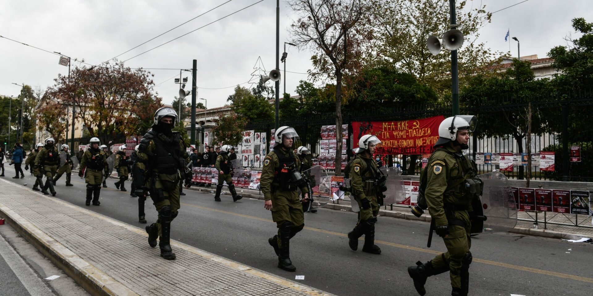 Αστυνομία έξω από το Πολυτεχνείο