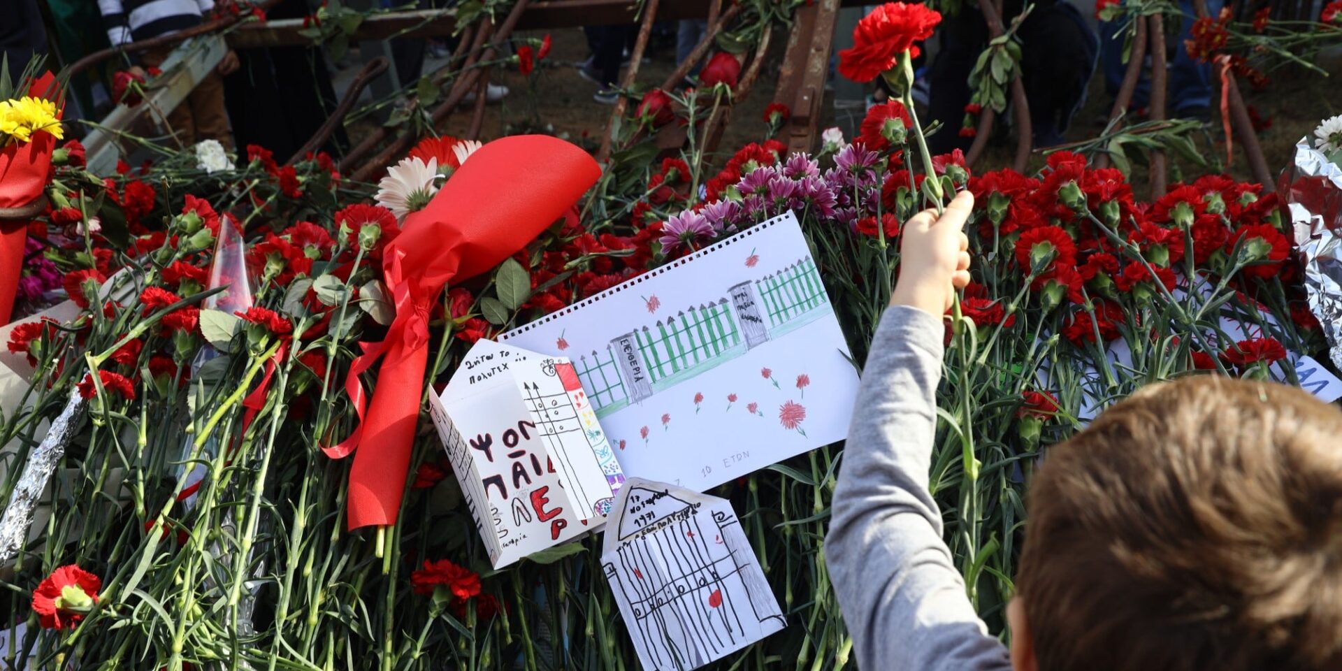 Παιδάκι αφήνει λουλούδι στο Πολυτεχνείο
