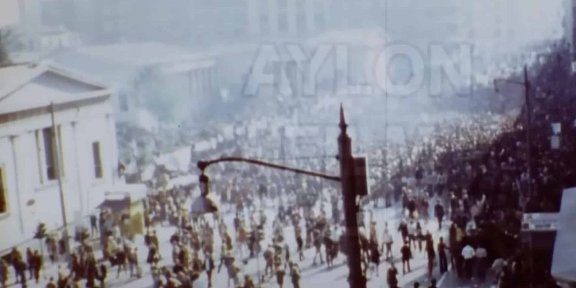 Κόσμος έξω από το Πολυτεχνείο το 1973