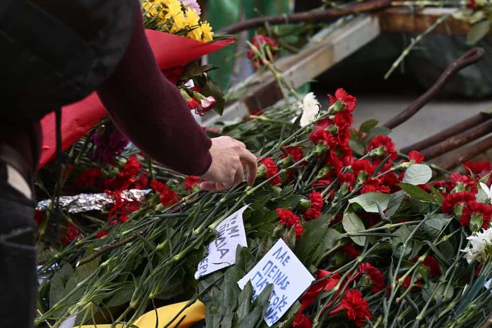 - Πλήθος κόσμου τιμά την 50ή επέτειο εξέγερσης του Πολυτεχνείου - «Ήρθα να αφήσω ένα λουλούδι στη μνήμη του παππού μου» (εικόνες)