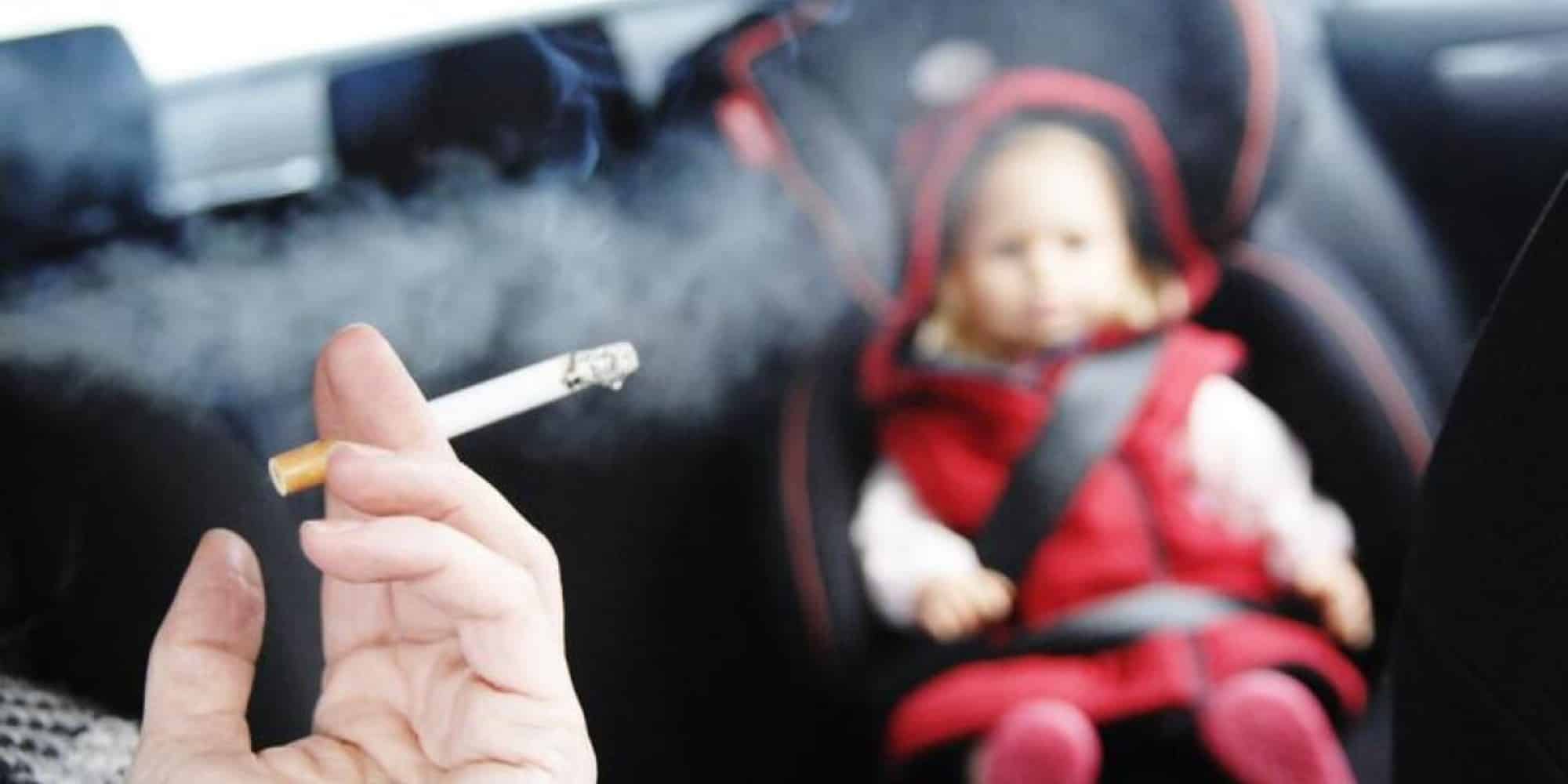 Ενήλικας καπνίζει στο αμάξι με το παιδί μέσα