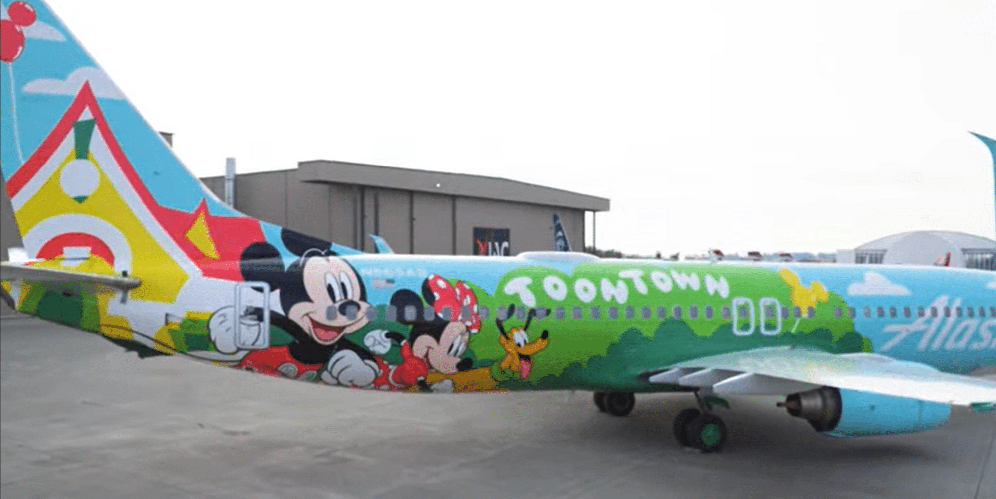 Το αεροσκάφος με τον Μίκι Μάους και τους ήρωες της Disney