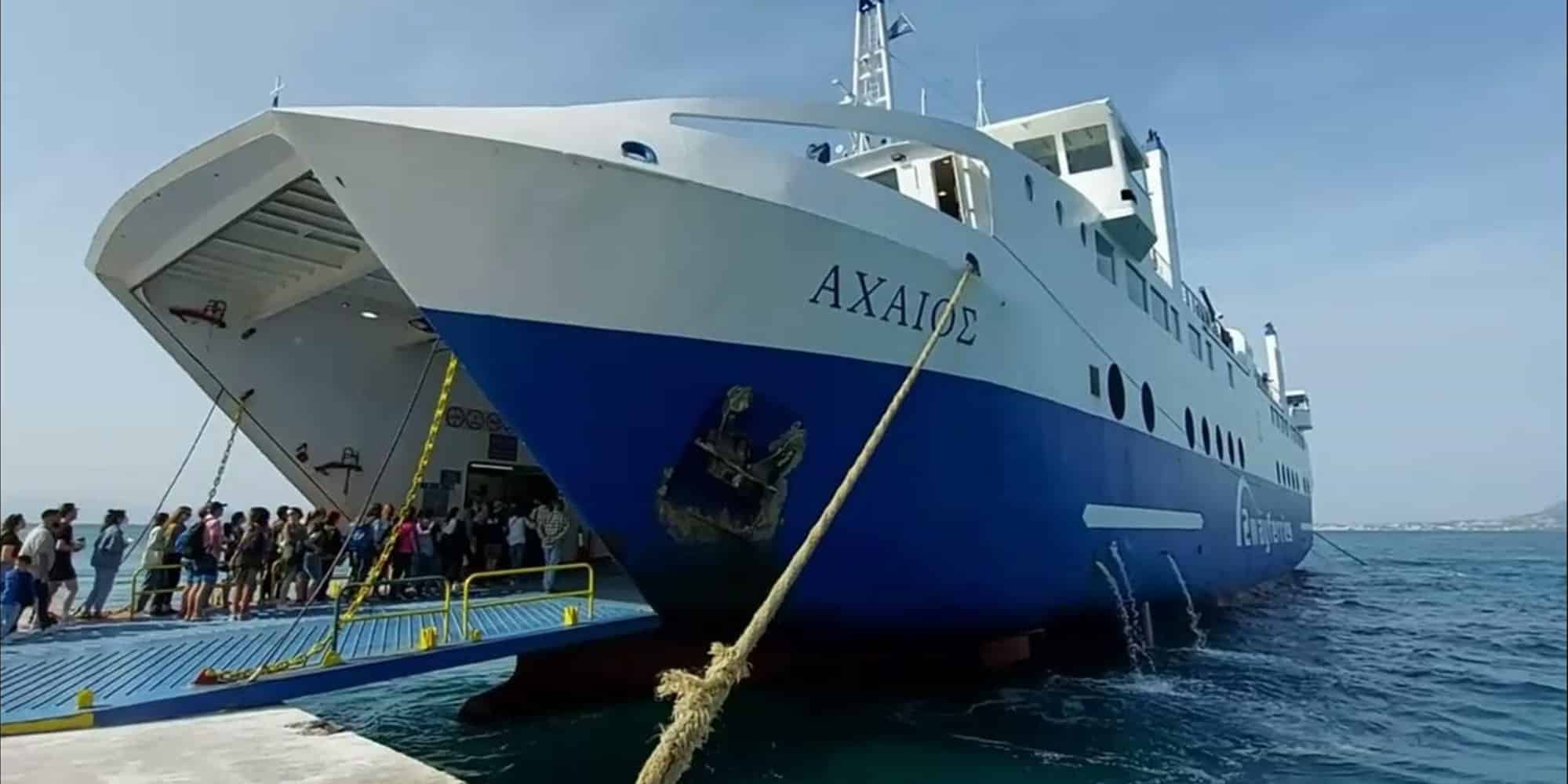 Μάχη για να δέσει το πλοίο «Αχαιός» στο λιμάνι στην Αίγινα