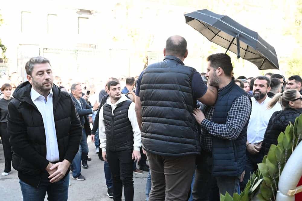 Πολυτεχνείο: Ο Ανδρουλάκης πήγε να καταθέσει στεφάνι και δέχθηκε άγρια επίθεση - Του πέταξαν καφέδες (εικόνες)
