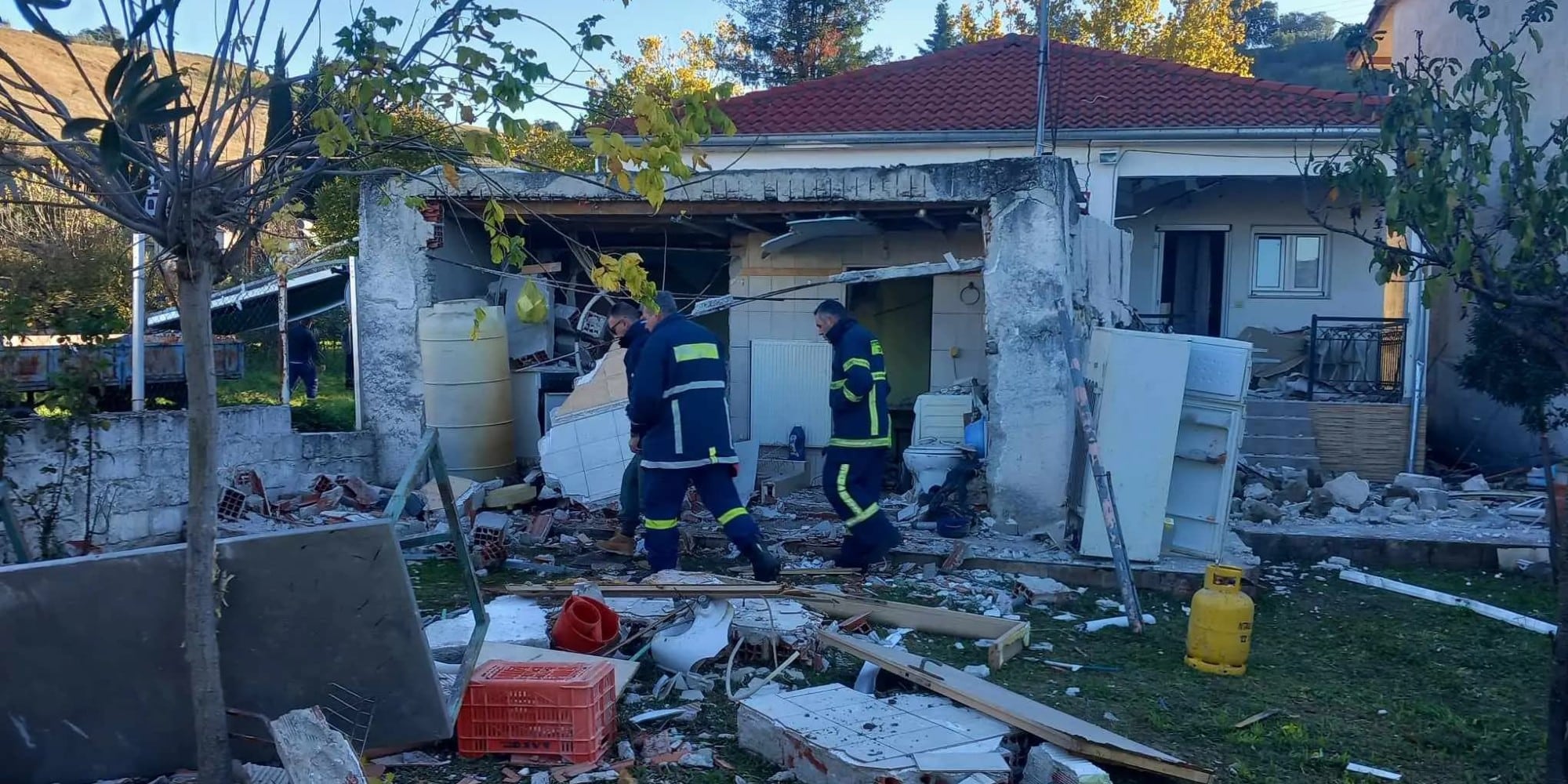 Γκρεμίστηκε σπίτι ηλικιωμένου από έκρηξη στα Τρίκαλα