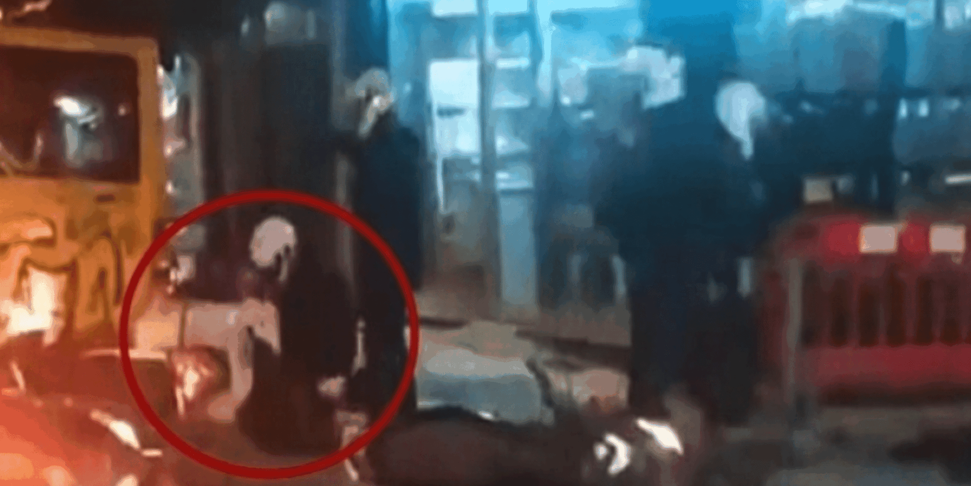 Αστυνομικοί χτυπούν διαδηλωτή στην Πλατεία Βικτωρίας