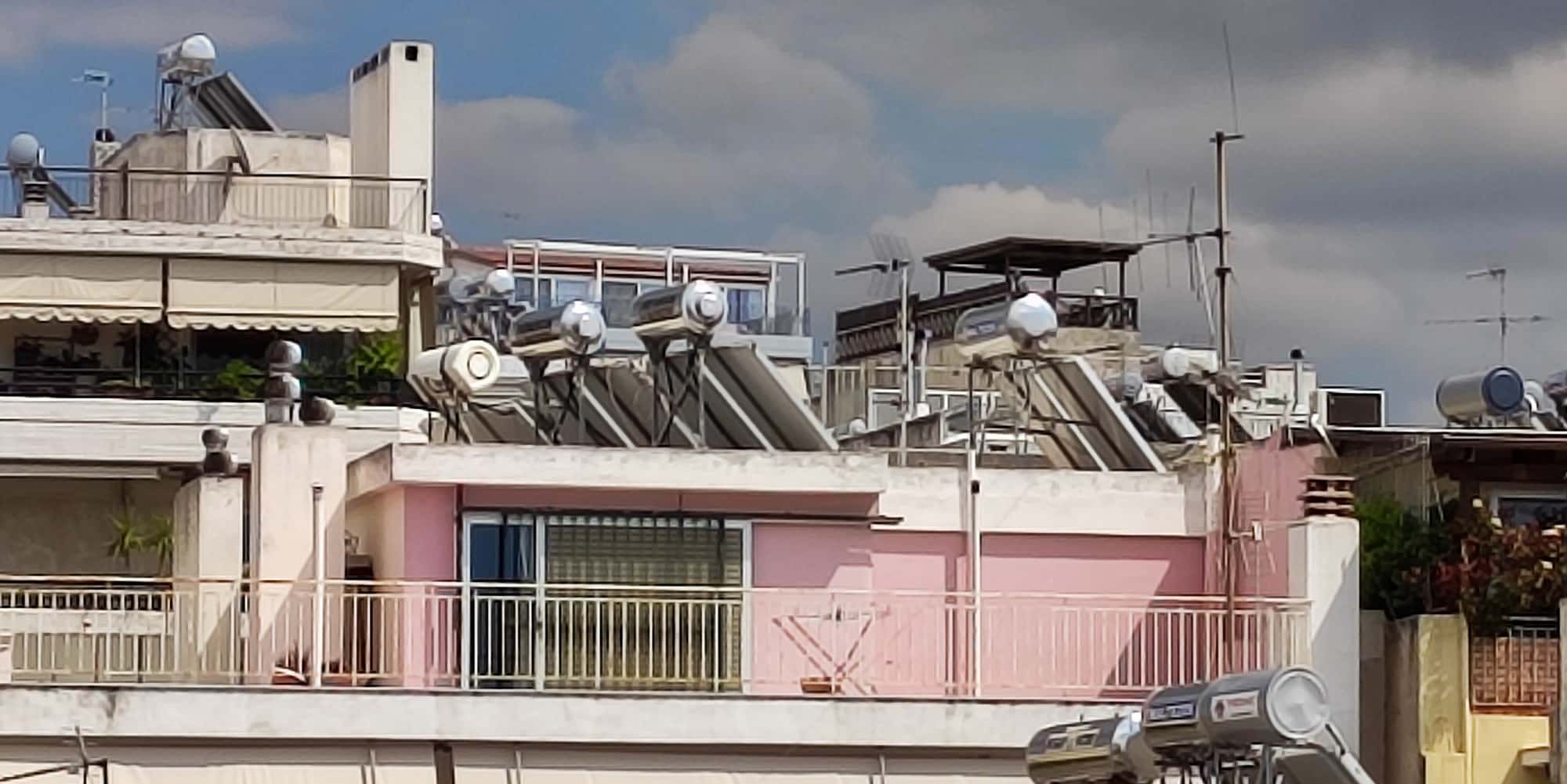 Ηλιακοί θερμοσίφωνες σε ταράτσες πολυκατοικιών στην Αθήνα