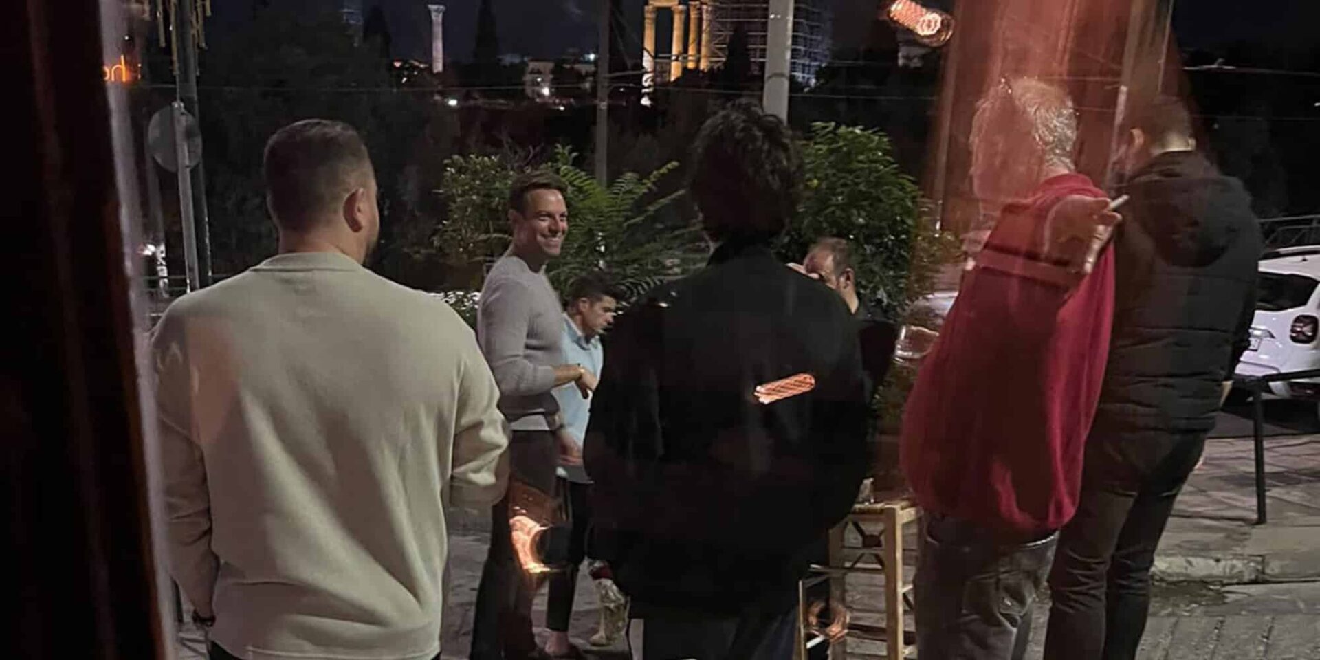 Ο Στέφανος Κασσελάκης σε μπαρ της Αθήνας