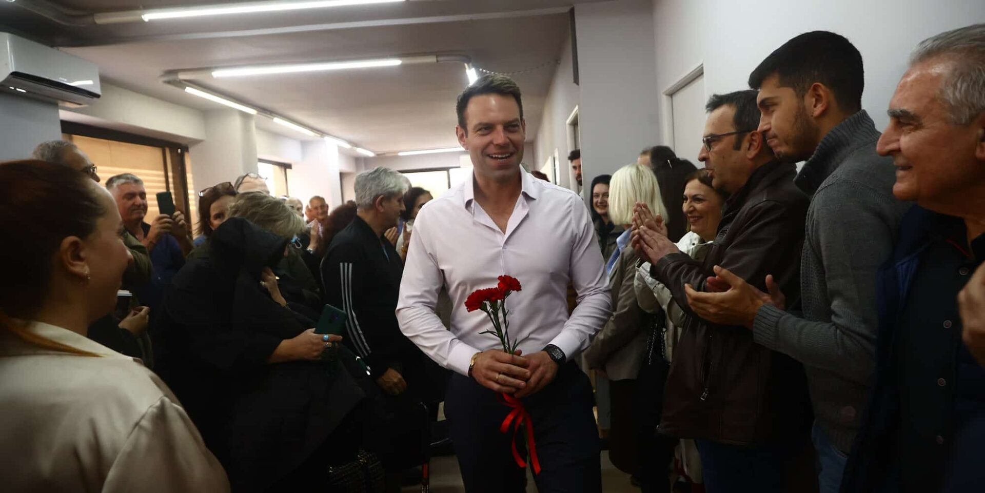 Ο Στέφανος Κασσελάκης στα γραφεία του ΣΥΡΙΖΑ στη Θεσσαλονίκη