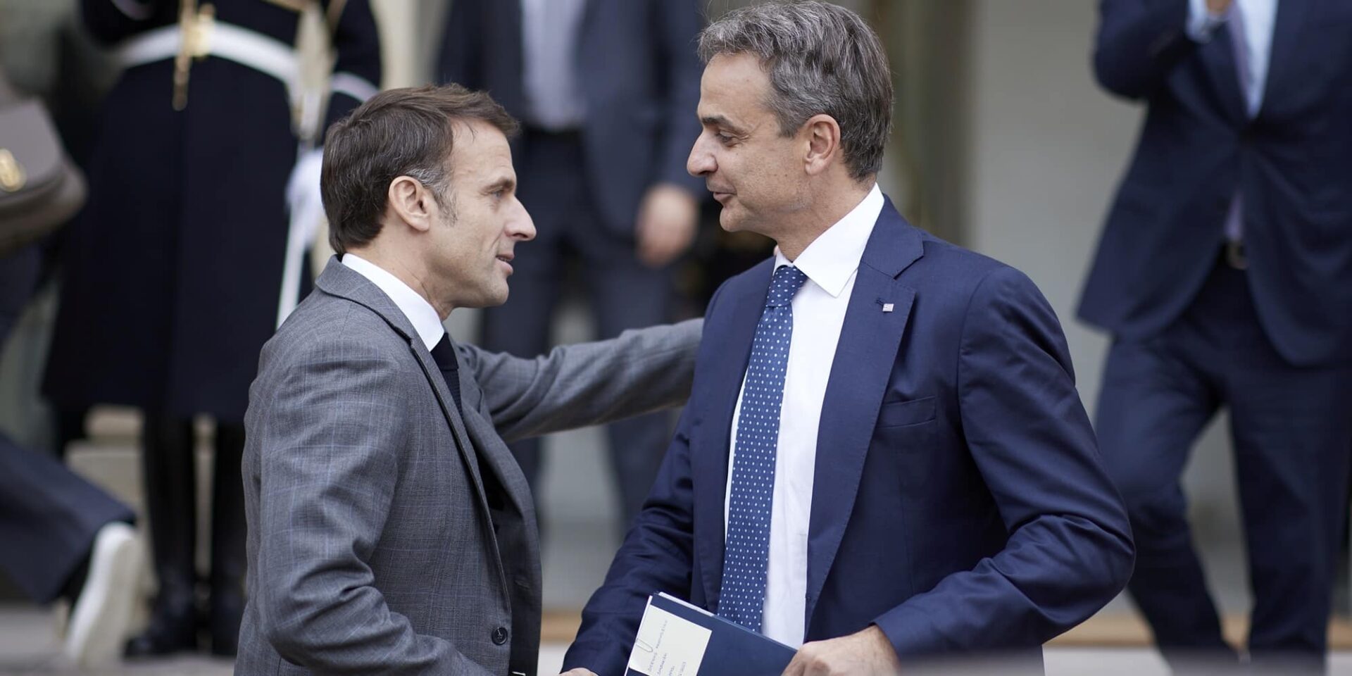 Ο Κυριάκος Μητσοτάκης και ο Εμανουέλ Μακρόν στο Παρίσι