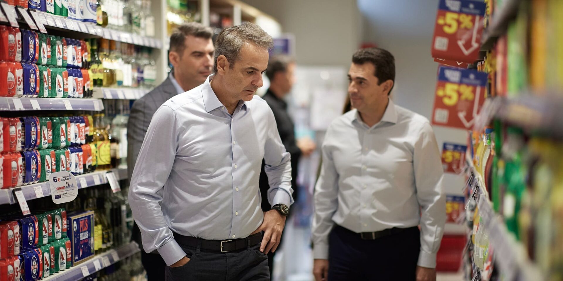 Ο Κυριάκος Μητσοτάκης σε σούπερ μάρκετ στην Ανατολική Αττική