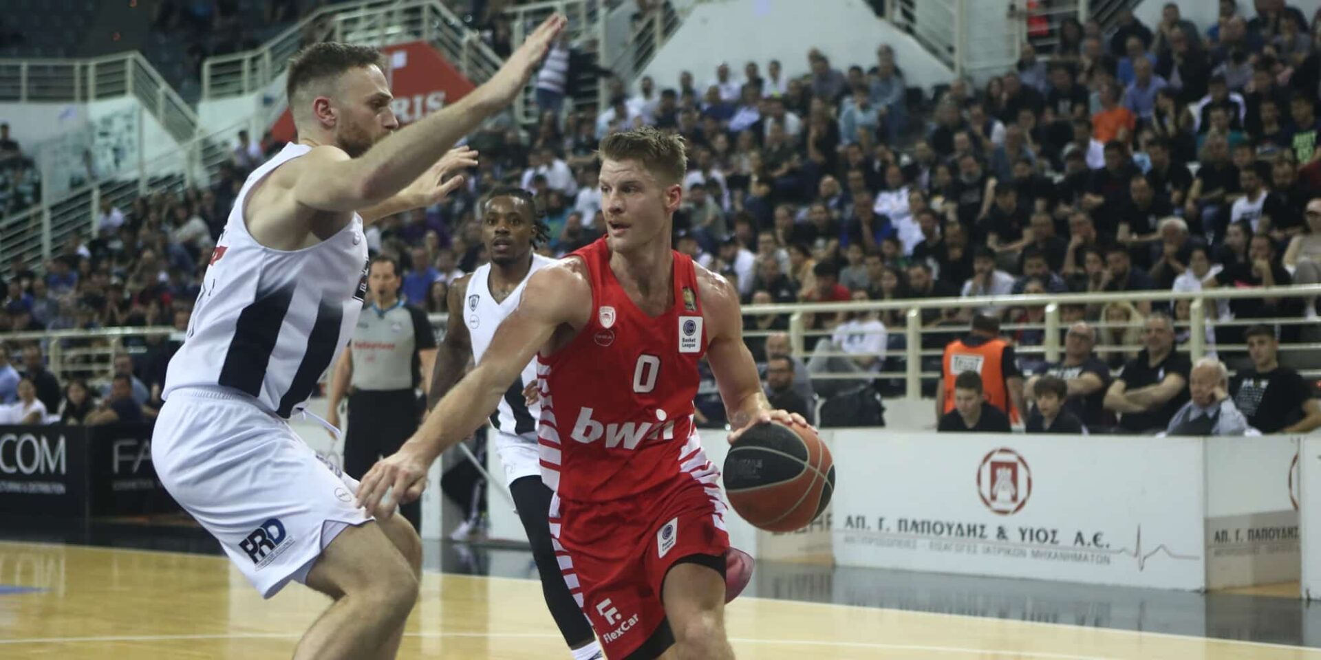 Φάση από το ΠΑΟΚ-Ολυμπιακός για την Basket League