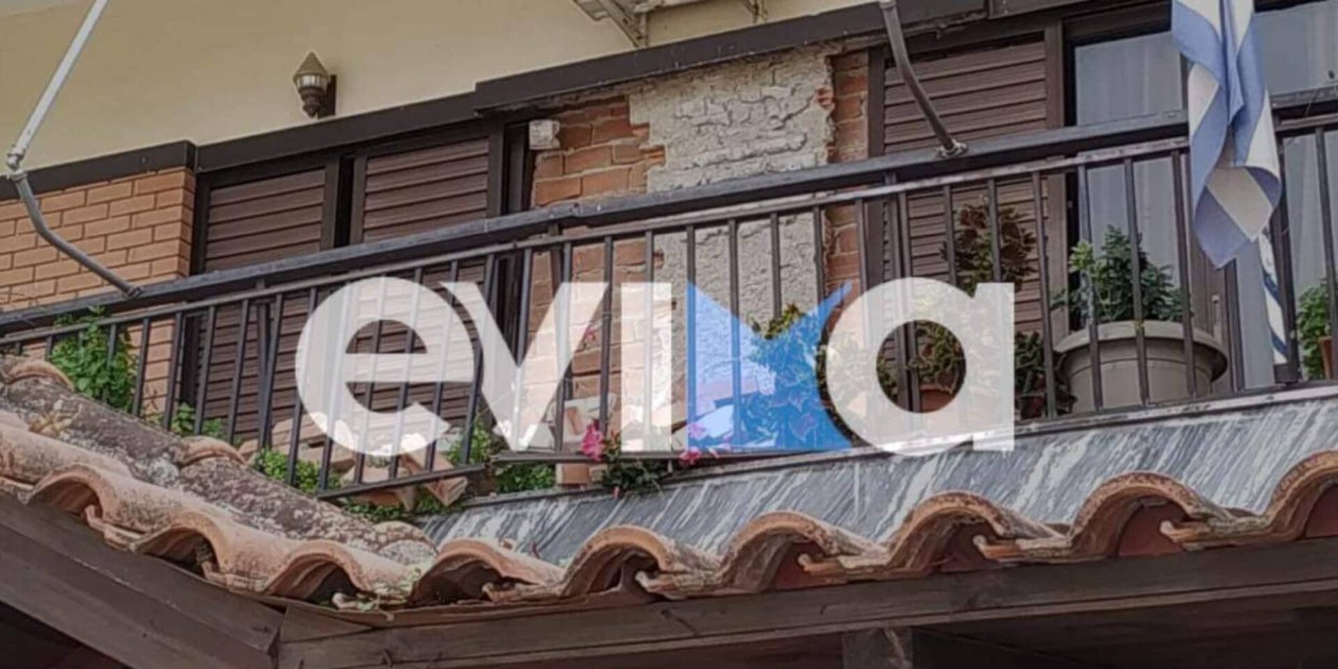 Σοβάδες πέφτουν από σπίτι μετά τον σεισμό στην Εύβοια