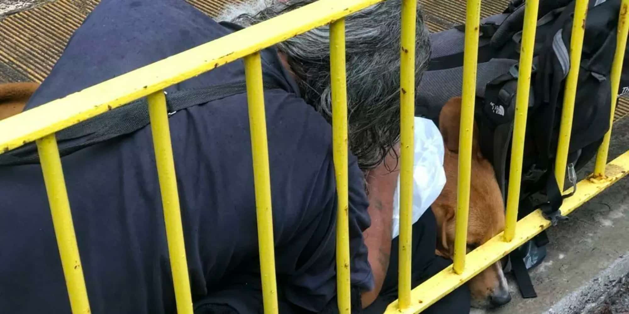 Άστεγος έβγαλε το μπουφάν του στη βροχή και σκέπασε τον σκύλο του στο Ηράκλειο