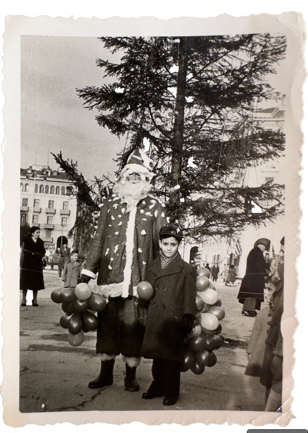 2284 - Τα ασπρόμαυρα Χριστούγεννα της Θεσσαλονίκης μέσα από τη συλλογή του Αρη Παπατζήκα