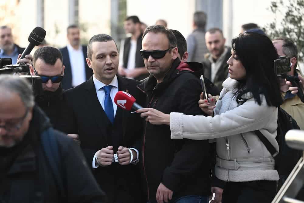 Ηλίας Κασιδιάρης: Με χειροπέδες πήγε να ορκιστεί δημοτικός σύμβουλος της Αθήνας (εικόνες)