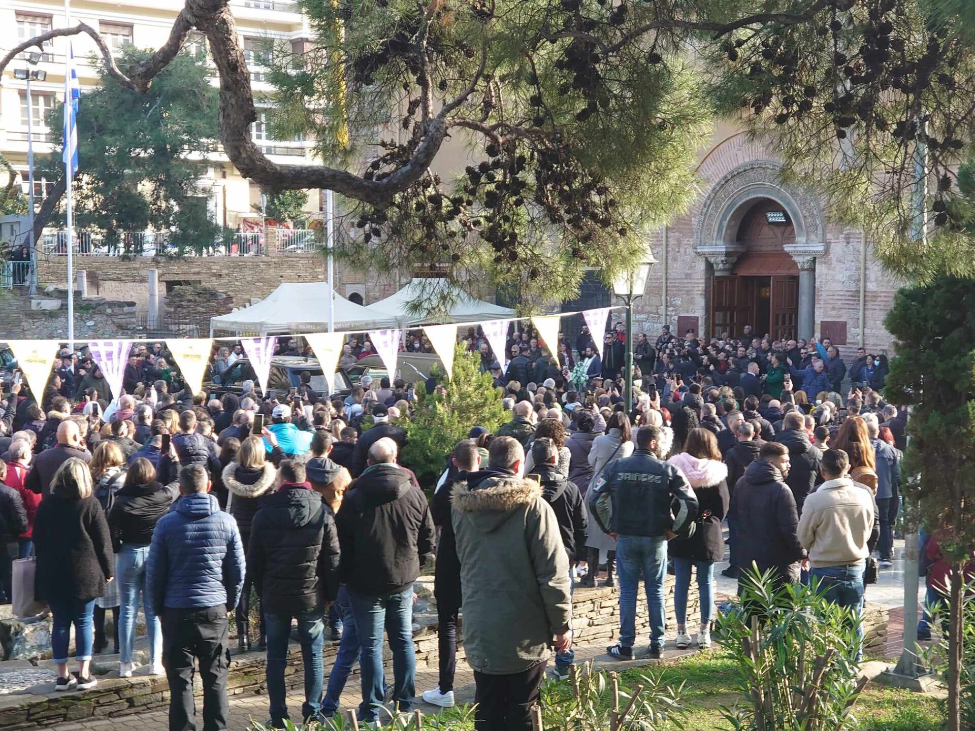 Σε λαϊκό προσκύνημα η σορός του Βασίλη Καρρά