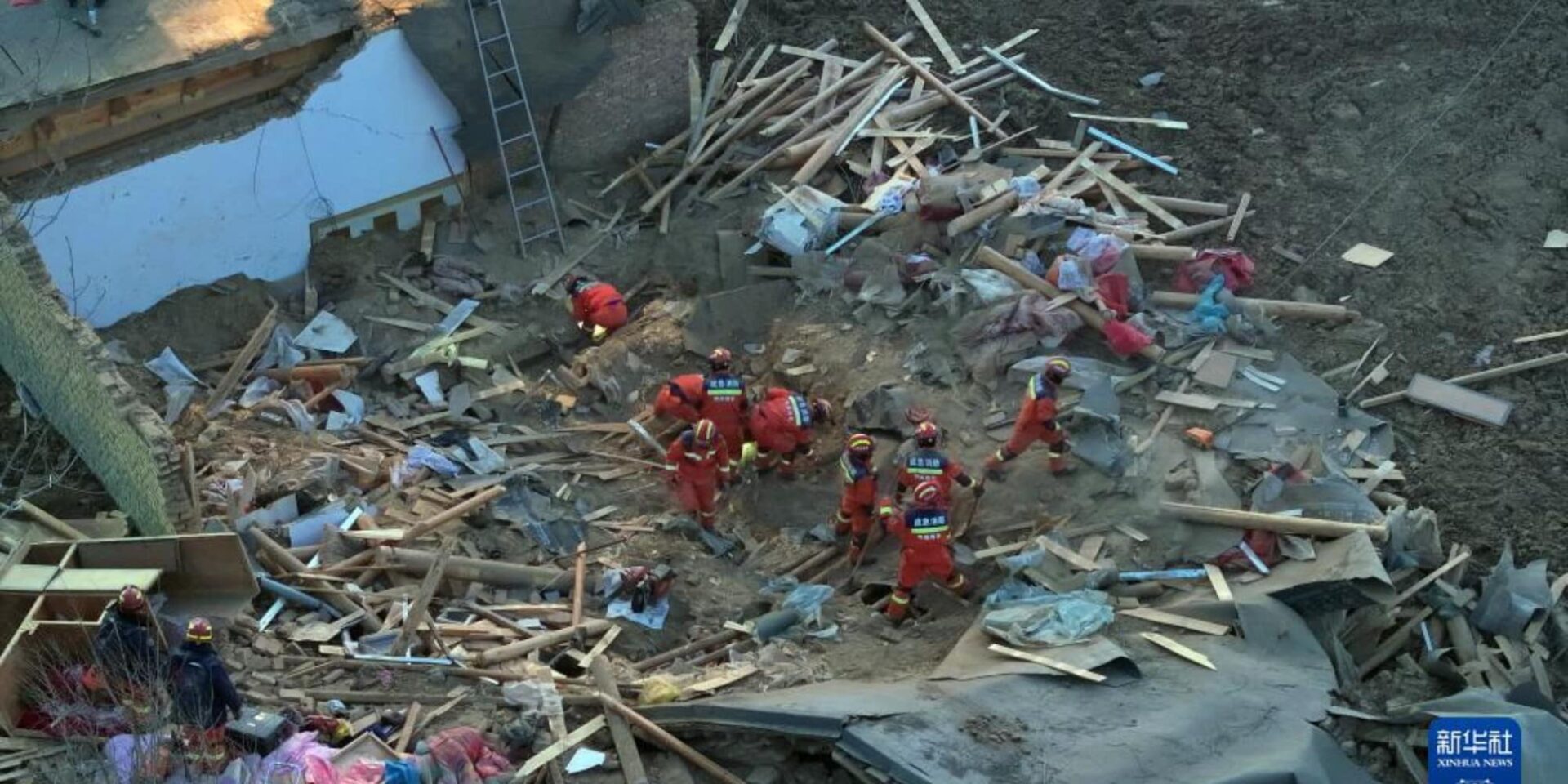 Συντρίμμια από τον σεισμό στην Κίνα