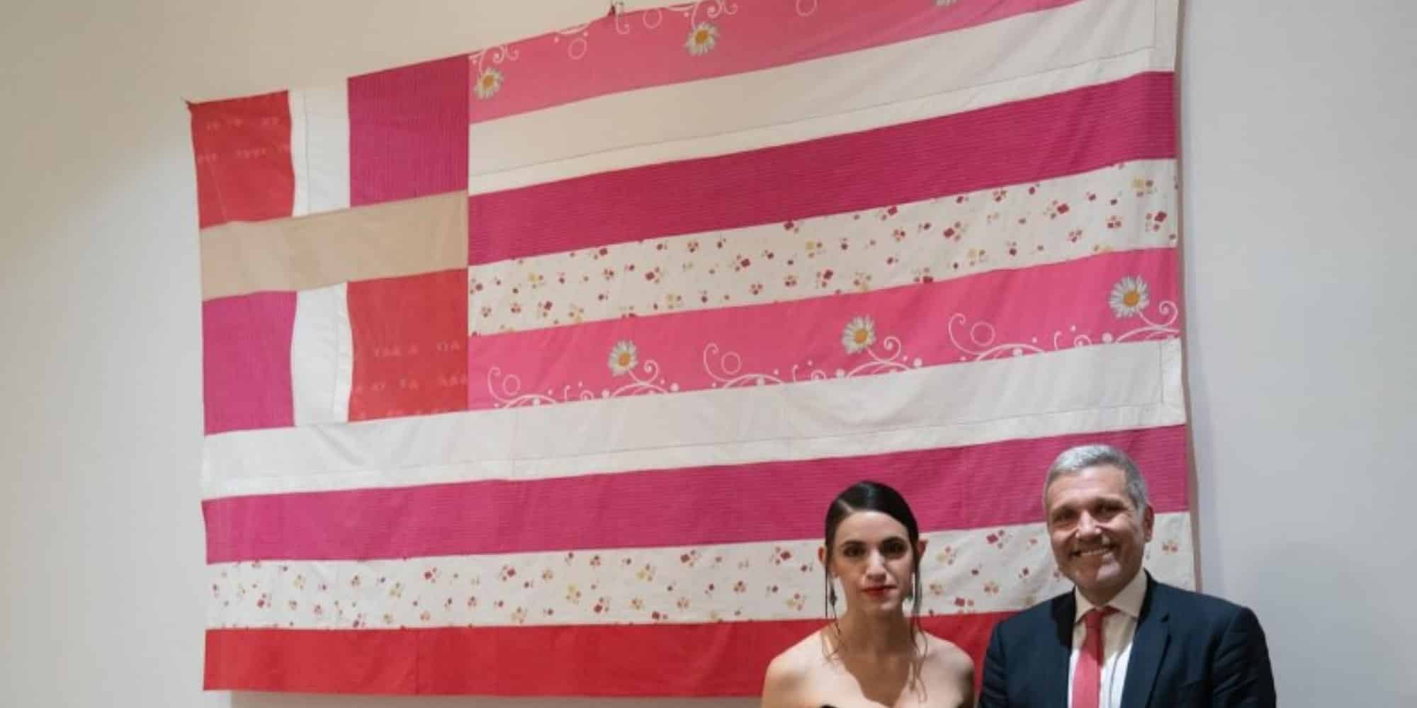Η ροζ ελληνική σημαία που εμφανίστηκε στο προξενείο στη Νέα Υόρκη
