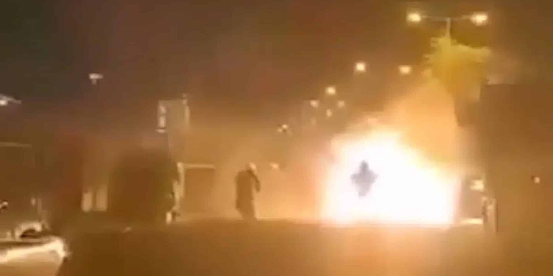 Αστυνομικός χτυπήθηκε με ναυτική φωτοβολίδα στον μηρό στου Ρέντη