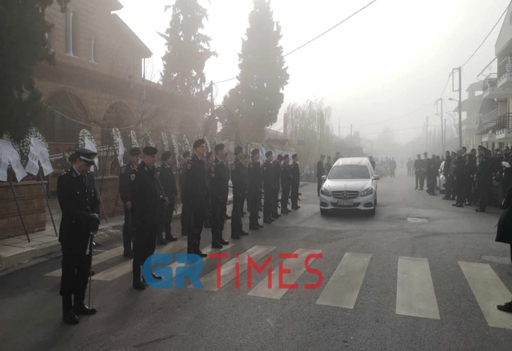 Θεσσαλονίκη: Οδύνη και θλίψη στο τελευταίο «αντίο» του αστυνομικού που δολοφονήθηκε από τον Νορβηγό (εικόνες & βίντεο)