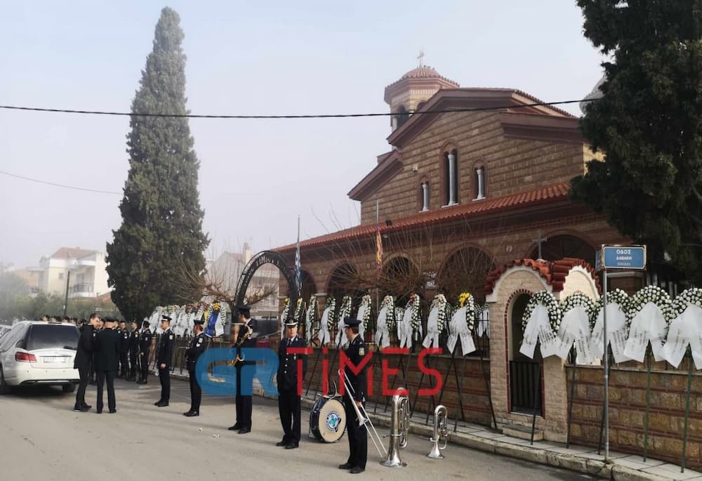 Θεσσαλονίκη: Οδύνη και θλίψη στο τελευταίο «αντίο» του αστυνομικού που δολοφονήθηκε από τον Νορβηγό (εικόνες & βίντεο)