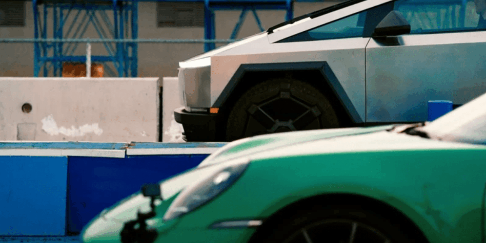 Το Cybertruck της Tesla εναντίον της Porsche 911