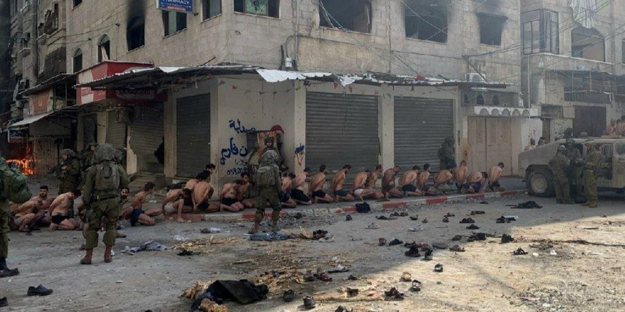 Τρομοκράτες της Χαμάς παραδίνονται γυμνοί