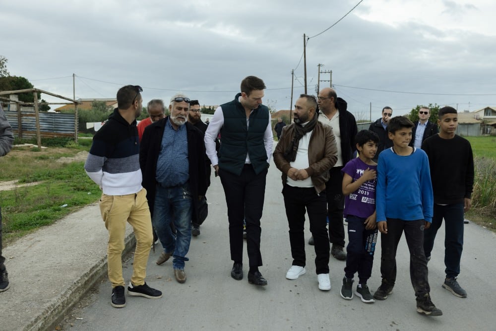 Ο Κασσελάκης επισκέφθηκε καταυλισμό Ρομά στα Σαγαίκα Αχαΐας