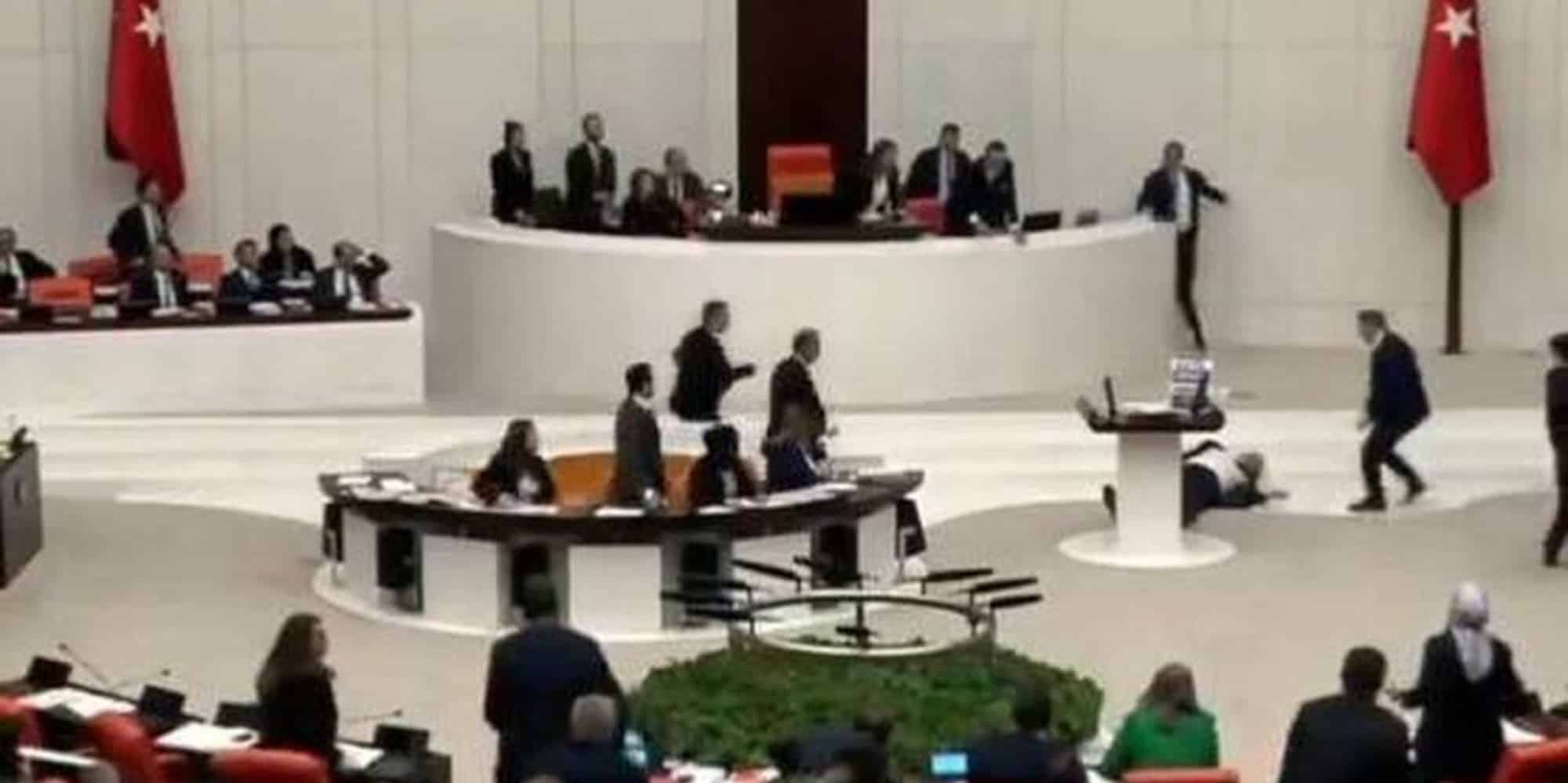 Βουλευτής κατέρρευσε στο κοινοβούλιο της Τουρκίας