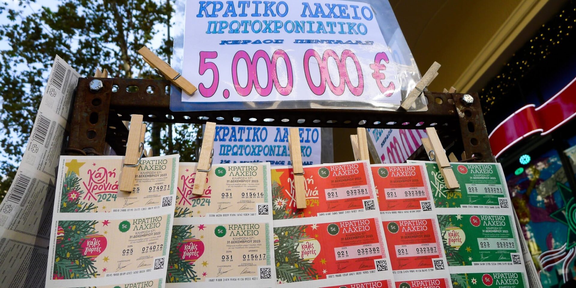 Πρωτοχρονιάτικο Λαχείο πωλείται από πλανόδιο πωλητή