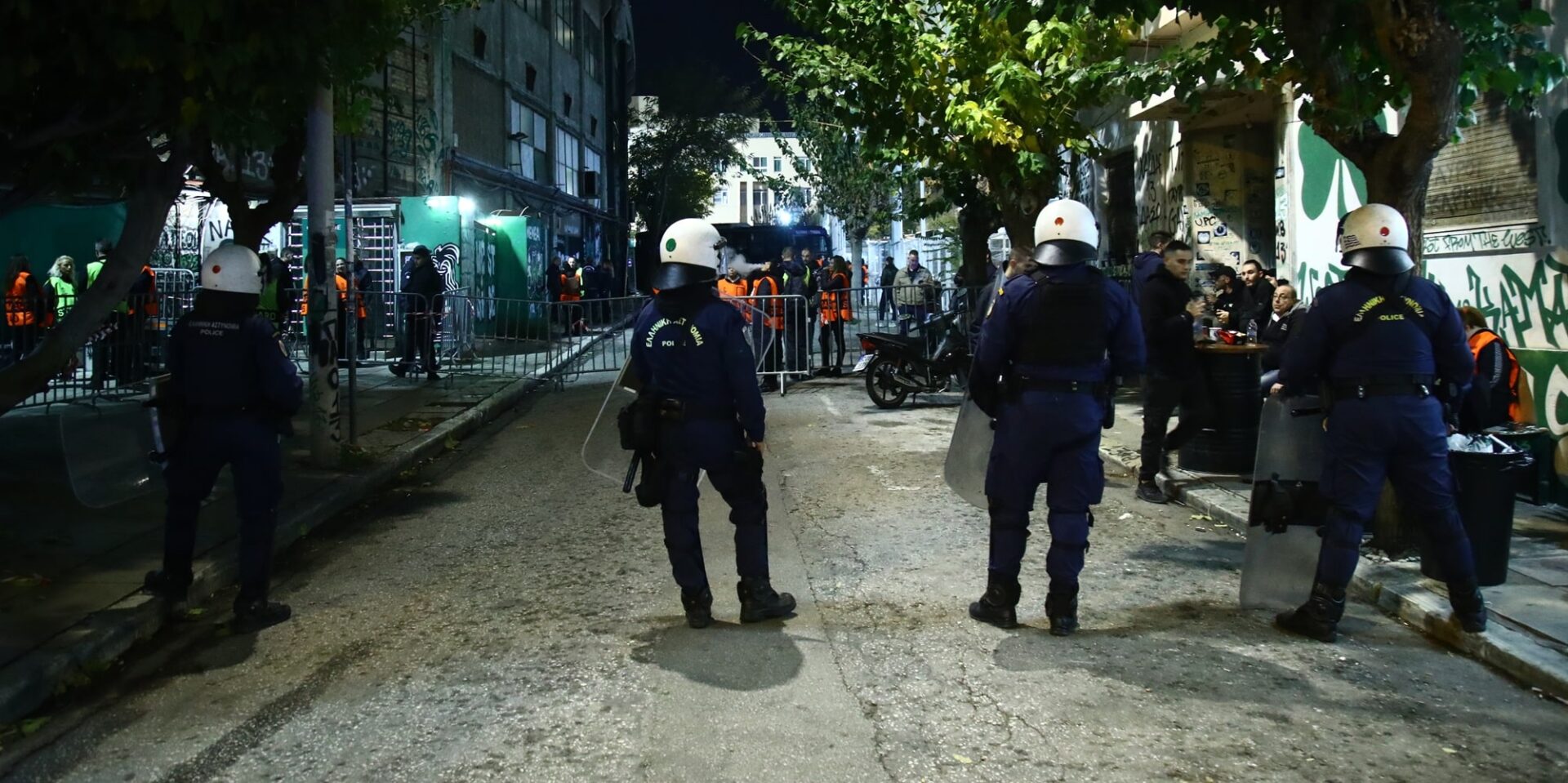 Δυνάμεις των ΜΑΤ στη Λεωφόρο