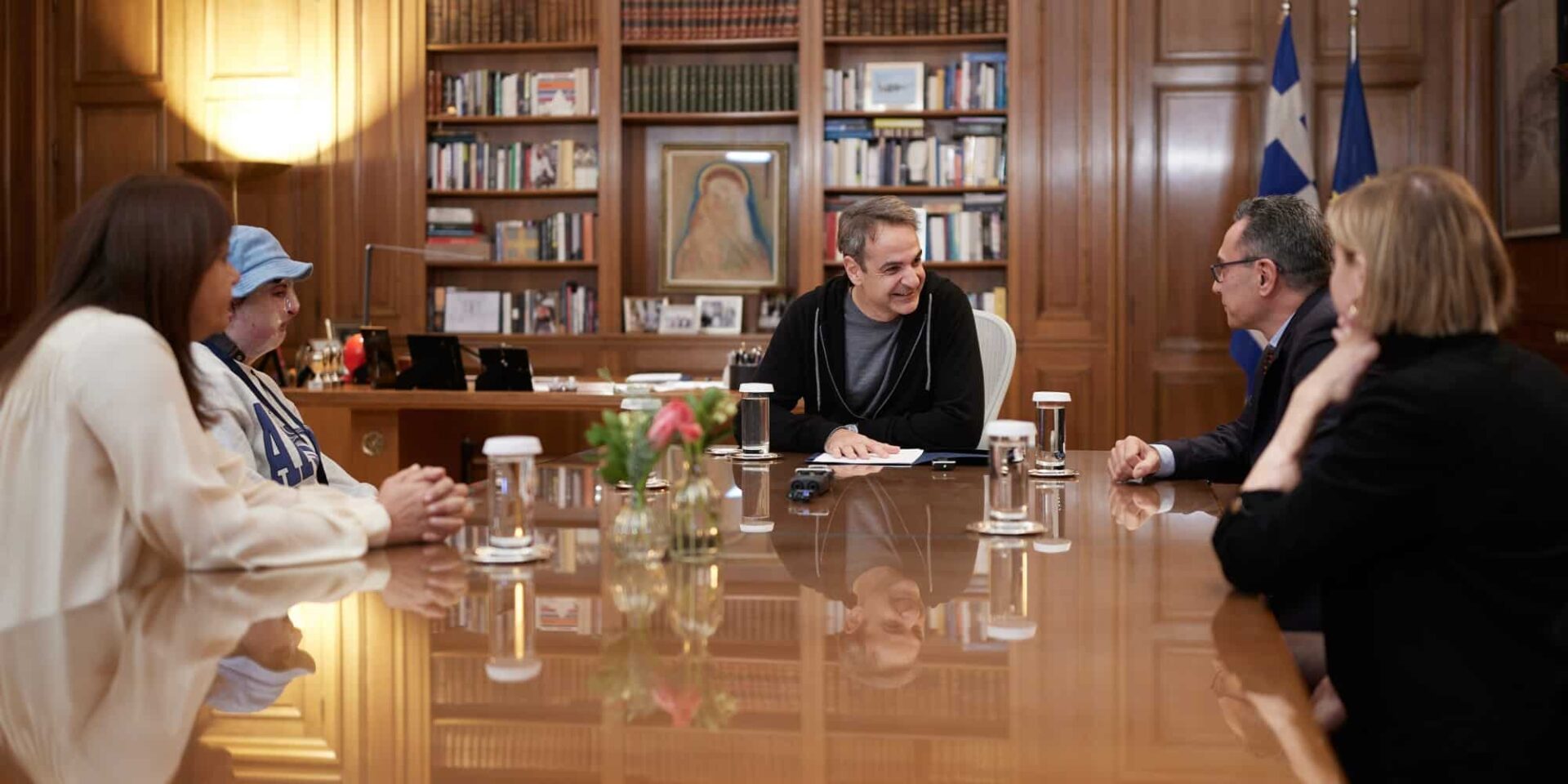 Ο Μητσοτάκης συναντήθηκε με εγκαυματίες στο Μέγαρο Μαξίμου
